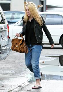 Dakota Fanning feet photo thumbnail