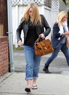 Dakota Fanning feet photo thumbnail