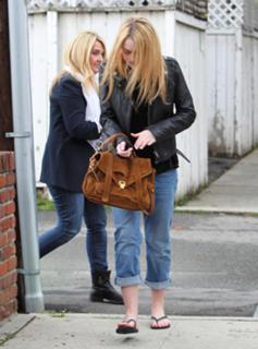 Dakota Fanning feet photo thumbnail