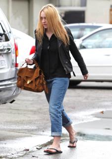 Dakota Fanning feet photo thumbnail