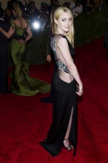 Dakota Fanning feet photo thumbnail