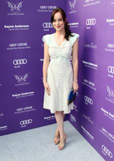 Dakota Johnson feet photo thumbnail