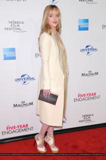 Dakota Johnson feet photo thumbnail
