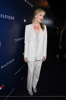 Dakota Johnson feet photo thumbnail