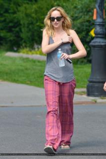 Dakota Johnson feet photo thumbnail