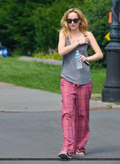 Dakota Johnson feet photo thumbnail