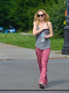 Dakota Johnson feet photo thumbnail