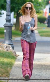 Dakota Johnson feet photo thumbnail