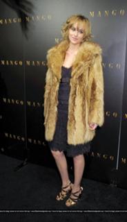 Dakota Johnson feet photo thumbnail