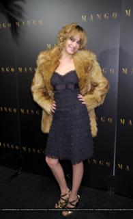 Dakota Johnson feet photo thumbnail