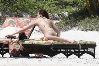 Dakota Johnson feet photo thumbnail