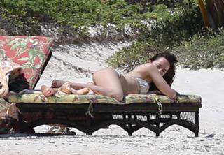 Dakota Johnson feet photo thumbnail
