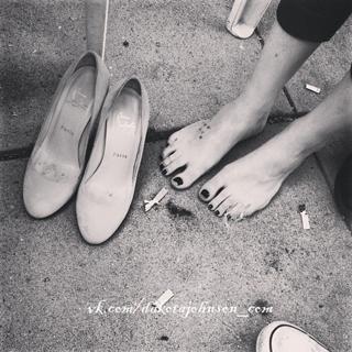 Dakota Johnson feet photo thumbnail