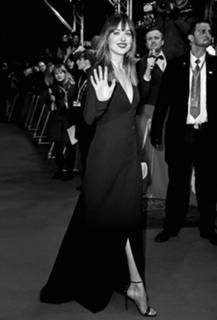 Dakota Johnson feet photo thumbnail