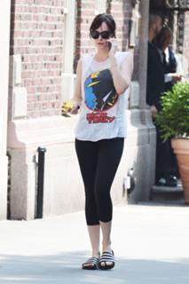 Dakota Johnson feet photo thumbnail