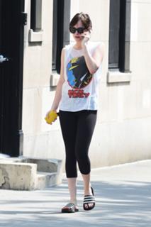Dakota Johnson feet photo thumbnail