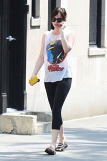 Dakota Johnson feet photo thumbnail