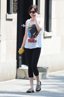 Dakota Johnson feet photo thumbnail