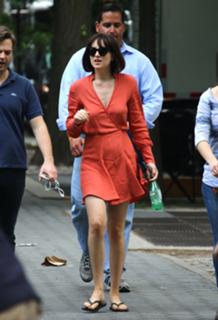 Dakota Johnson feet photo thumbnail