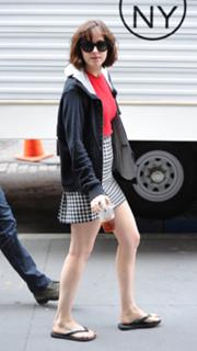 Dakota Johnson feet photo thumbnail