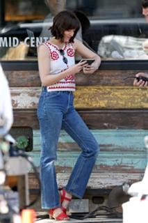 Dakota Johnson feet photo thumbnail