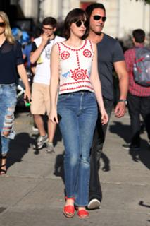 Dakota Johnson feet photo thumbnail