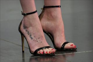 Dakota Johnson feet photo thumbnail