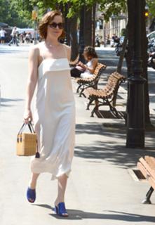 Dakota Johnson feet photo thumbnail
