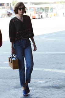 Dakota Johnson feet photo thumbnail