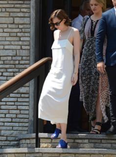 Dakota Johnson feet photo thumbnail