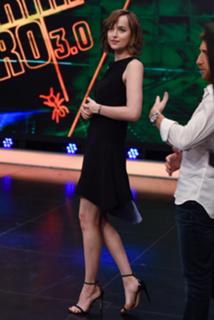 Dakota Johnson feet photo thumbnail