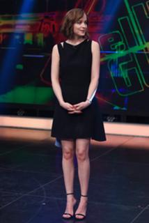 Dakota Johnson feet photo thumbnail