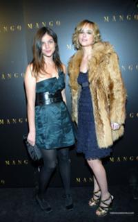 Dakota Johnson feet photo thumbnail