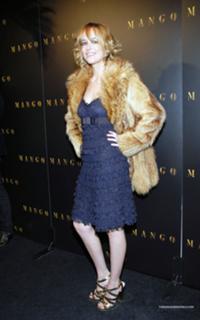 Dakota Johnson feet photo thumbnail