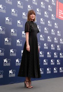 Dakota Johnson feet photo thumbnail