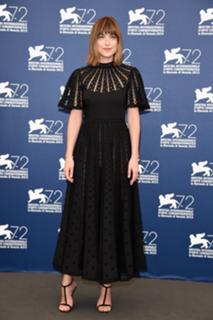 Dakota Johnson feet photo thumbnail