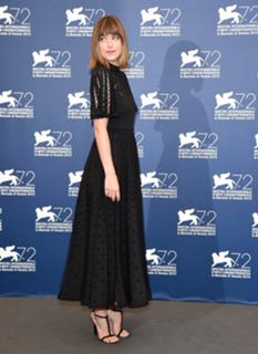 Dakota Johnson feet photo thumbnail