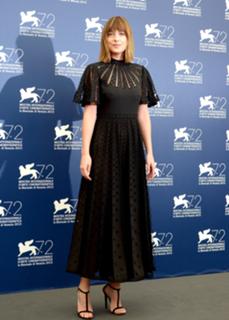 Dakota Johnson feet photo thumbnail