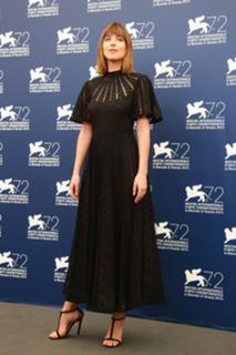 Dakota Johnson feet photo thumbnail