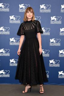 Dakota Johnson feet photo thumbnail
