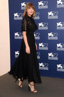 Dakota Johnson feet photo thumbnail
