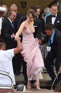 Dakota Johnson feet photo thumbnail
