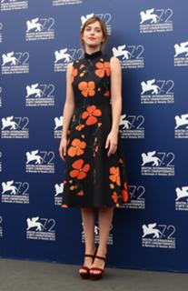 Dakota Johnson feet photo thumbnail