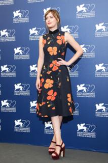 Dakota Johnson feet photo thumbnail