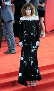 Dakota Johnson feet photo thumbnail