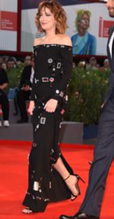 Dakota Johnson feet photo thumbnail