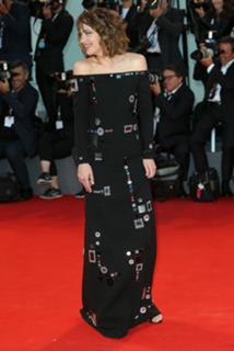 Dakota Johnson feet photo thumbnail