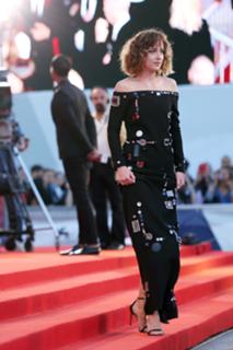 Dakota Johnson feet photo thumbnail