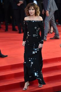 Dakota Johnson feet photo thumbnail