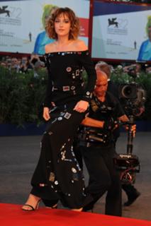 Dakota Johnson feet photo thumbnail